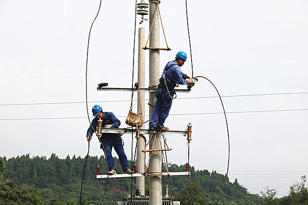 工作人員正在進行忙著檢修變壓器